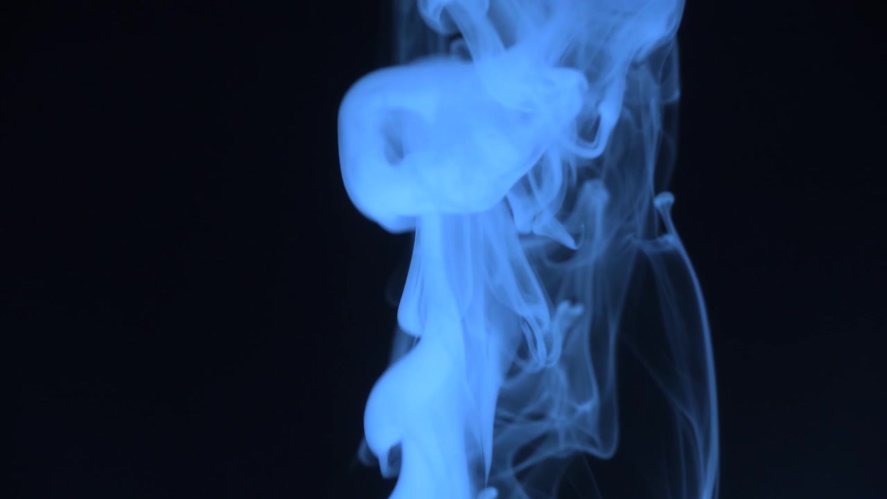 Fumo blu mistico che si avvolge in ambiente scuro