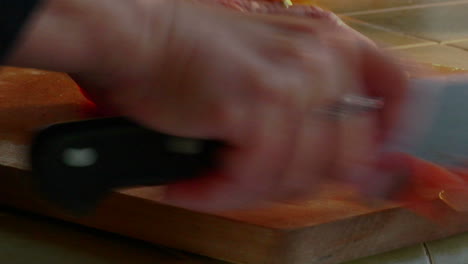 un chef corta zanahorias con un cuchillo