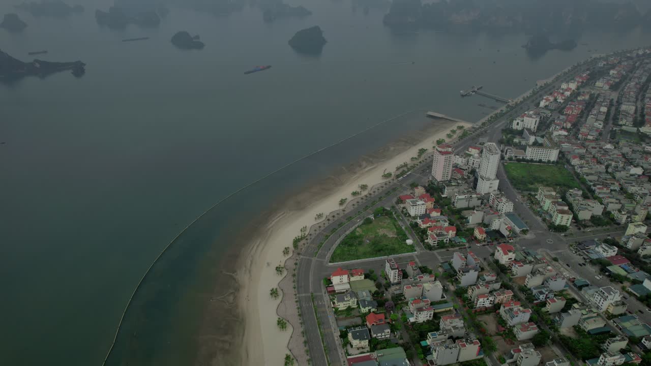 베트남 하롱 베이 (hang long bay) 에서 내려다보는 도시 풍경, 안개가 가득한 날씨가 신비로운 분위기를 더합니다.