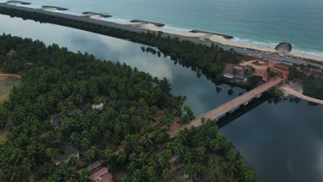 vista aérea de un puente sobre un río en kerala, india, con un telón de fondo costero.
