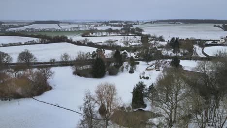 Casa-Y-Gran-Jardín-Essex,-Campos-Del-Reino-Unido-En-Invierno-Con-Nieve-Que-Cubre-Antena-4k