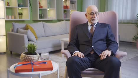 un nieto que vino a visitar a su abuelo durante las vacaciones.
