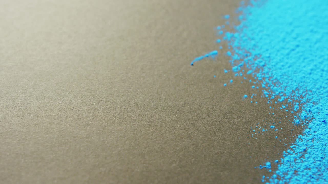 vídeo de polvos de color azul con espacio de copia en fondo negro