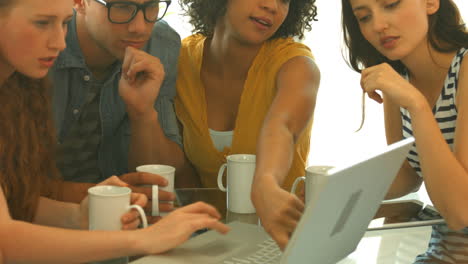 Estudiantes-Usando-Una-Computadora-Portátil-Juntos-Durante-La-Reunión