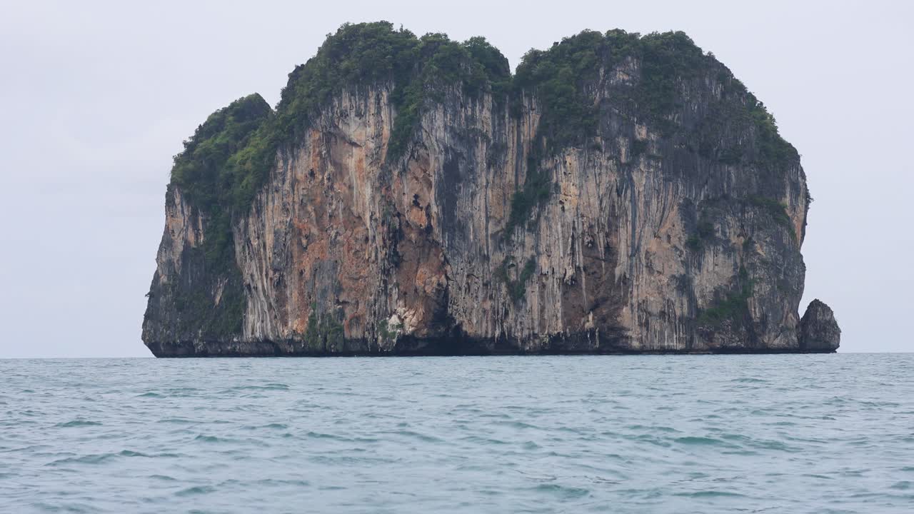 태국 크라비의 경치 좋은 바위 섬에 도착하는 배