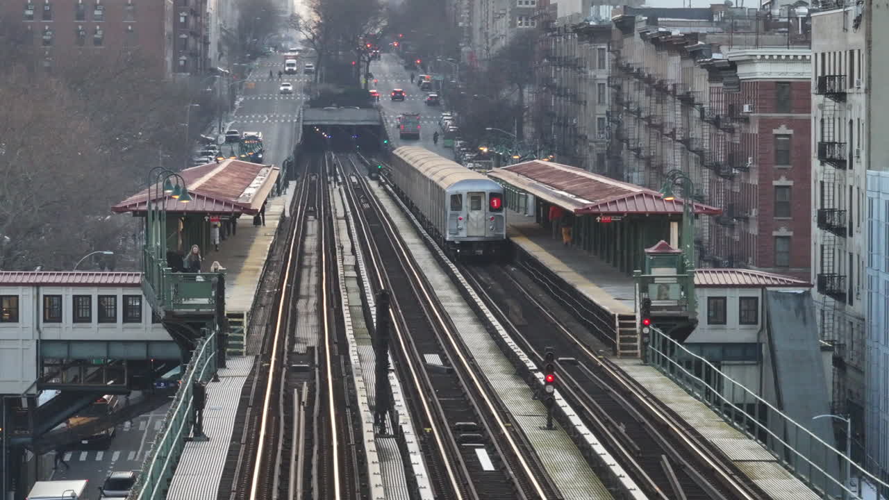 воздушный вид поезда 1 в гарлеме. снимок в зимний вечер в нью-йорке. воздушный вид на поезд 1 в харлеме.