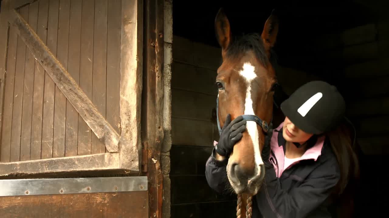 morena con caballo en un bonito establo