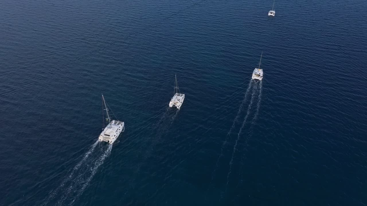 Veduta aerea di yacht che scivolano sulla superficie calma del mare, Grecia