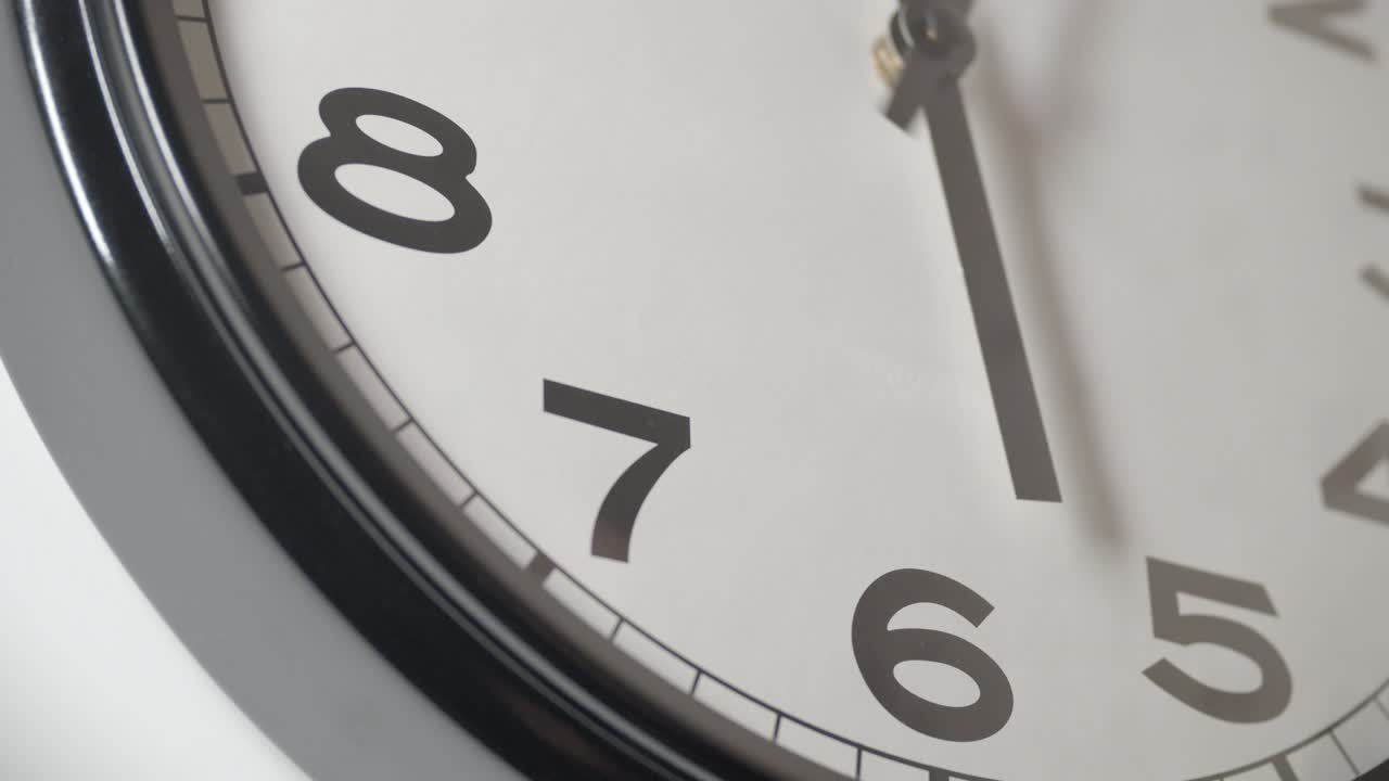 el reloj blanco se acerca en el lapso de tiempo en la pared blanca
