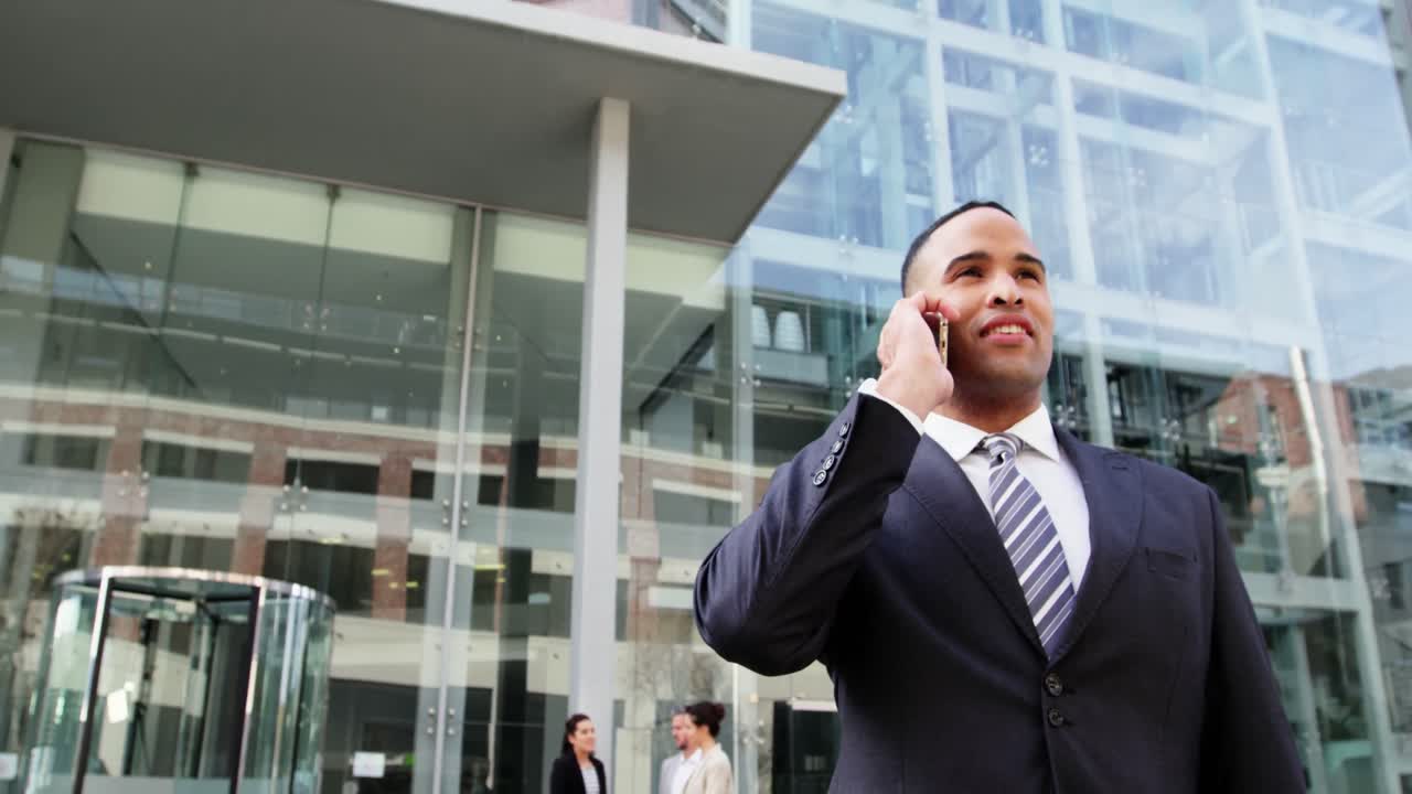 hombre de negocios hablando por teléfono móvil
