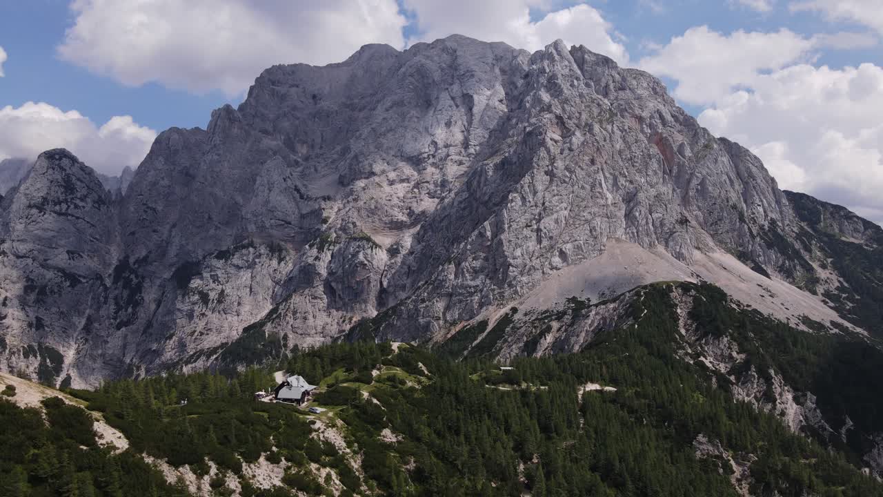una hermosa foto con un dron en los hermosos dolomitas en verano