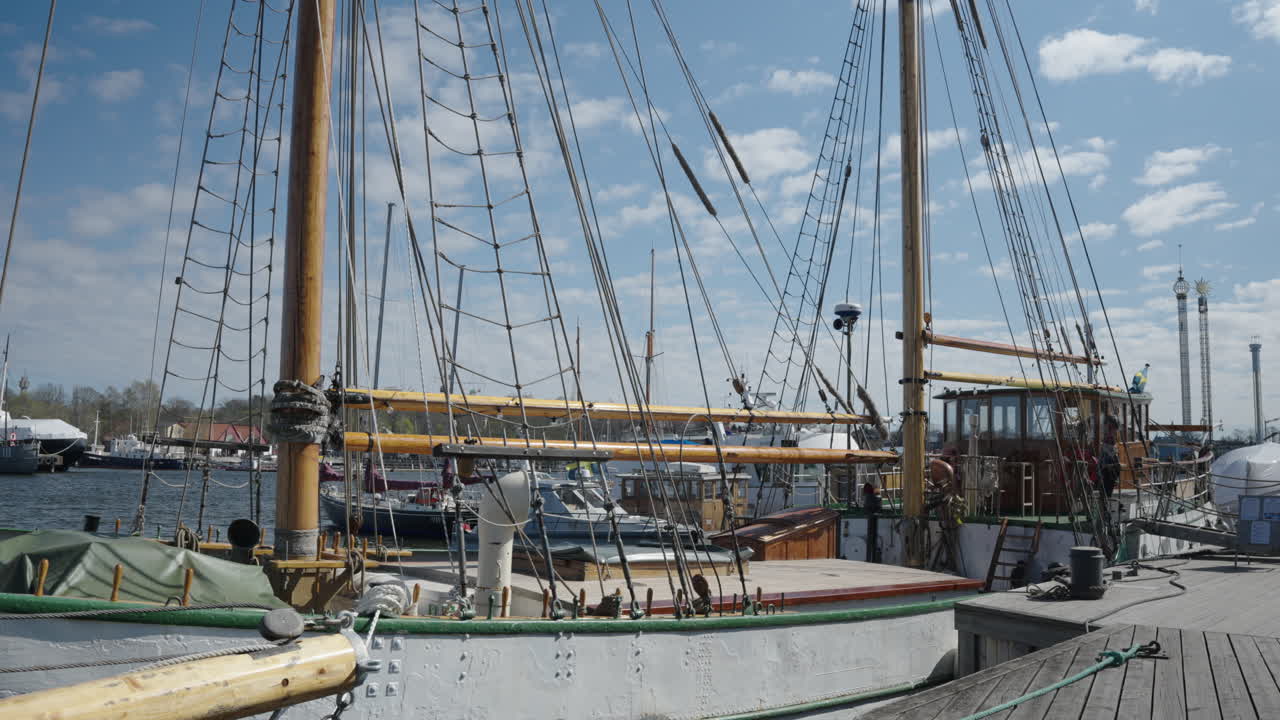 Barche a vela ormeggiate in un piccolo porto a Stoccolma, Svezia.