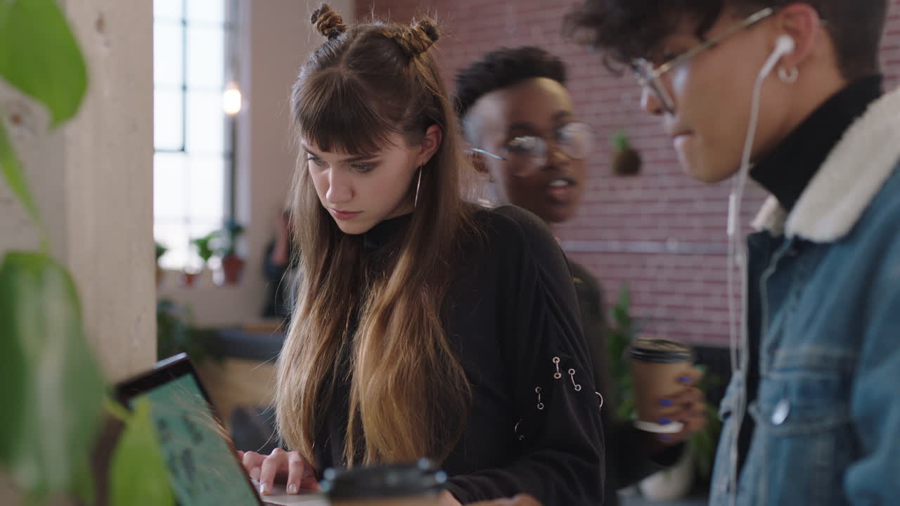 jóvenes empresarios haciendo una lluvia de ideas líder de equipo afroamericano mujer compartiendo ideas usando computadoras portátiles capacitación de estudiantes disfrutando del trabajo en equipo en diversos lugares de trabajo de oficina de moda