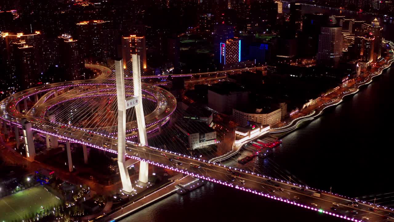 escena de video aéreo del tráfico en el puente de nanpu spiral road noche hora de la puesta del sol con transporte en tierra concepto, shanghai, china en video 4k