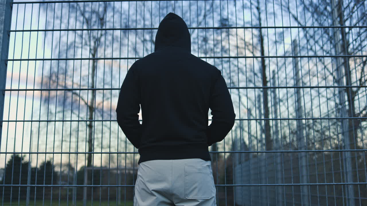 Mand observerer på legeplads. Risiko for børn. Ulovlig tilbageholdelse. Handel med børn. En person følger og forfølger et barn med henblik på kidnapning.