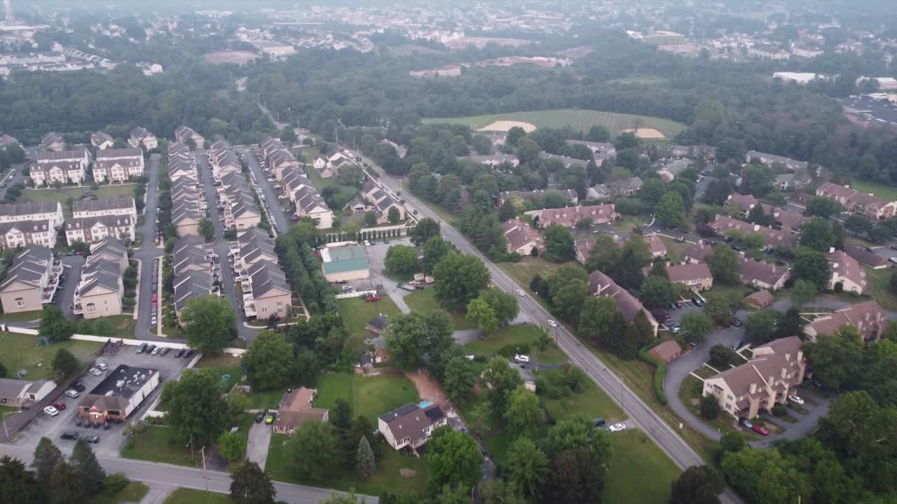 volando sobre un pequeño pueblo brumoso