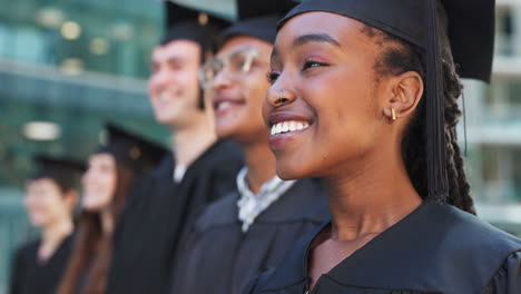 cara, la universidad o los graduados felices en la ceremonia