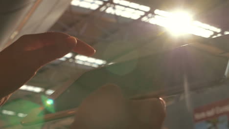 usando el panel táctil en la estación contra el sol brillante
