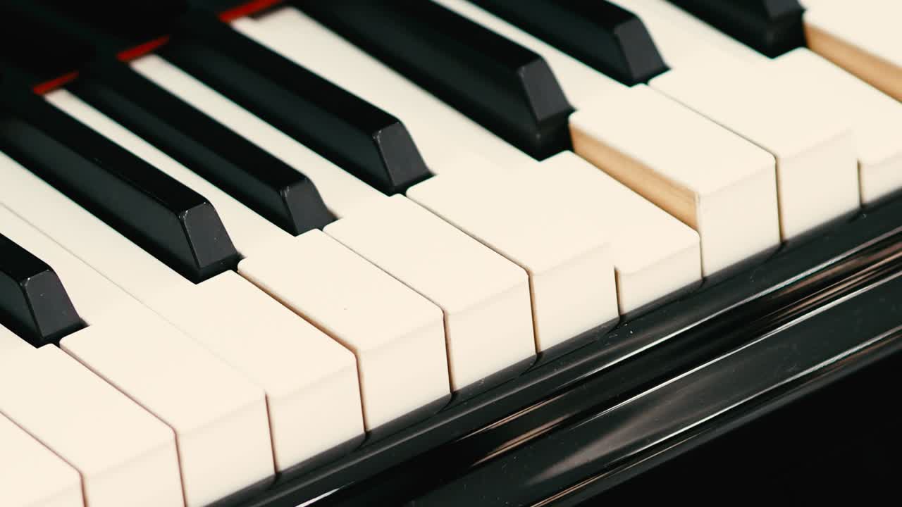 piano grande. teclas de piano profesionales que se tocan a sí mismas. bucle sin costuras de primer plano. para la educación en música clásica. tecras de piano blancas y negras que tocan por sí mismas. ai tocando a sí mismas sin pianista.