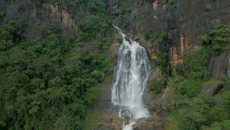 Aufnahme-Einer-Drohne-Aus-Der-Luft,-Die-An-Einem-Nebligen-Tag-In-Ella,-Sri-Lanka,-über-Die-Ravana-Wasserfälle-Schwenkt