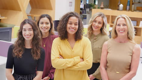 Retrato-De-Un-Sonriente-Equipo-Empresarial-Femenino-Multicultural-De-Pie-En-Una-Moderna-Oficina-Abierta