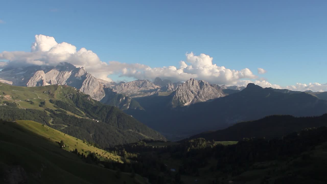 algunas imágenes tomadas desde passo sella, trentino, que muestran el pico más alto de dolomitas, marmolada
