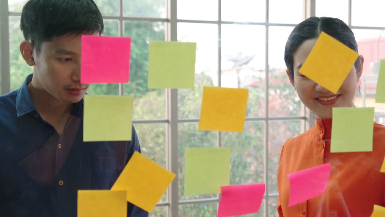 사업가 들 은 프로젝트 계획 위원회 에서 일 한다