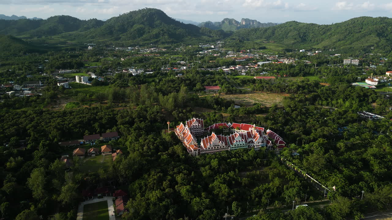 태국 에 있는 푸른 야생 지역 으로 둘러싸인 아오  ⁇  해안 에 있는 사원 의 공중 전망