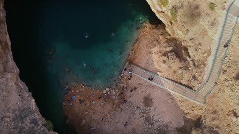 Erstellung-Einer-Luftaufnahme-Des-Bimmah-Sinklochs-Mit-Türkisfarbenem-Wasser-In-Der-Nähe-Von-Muscat-Im-Sultanat-Oman