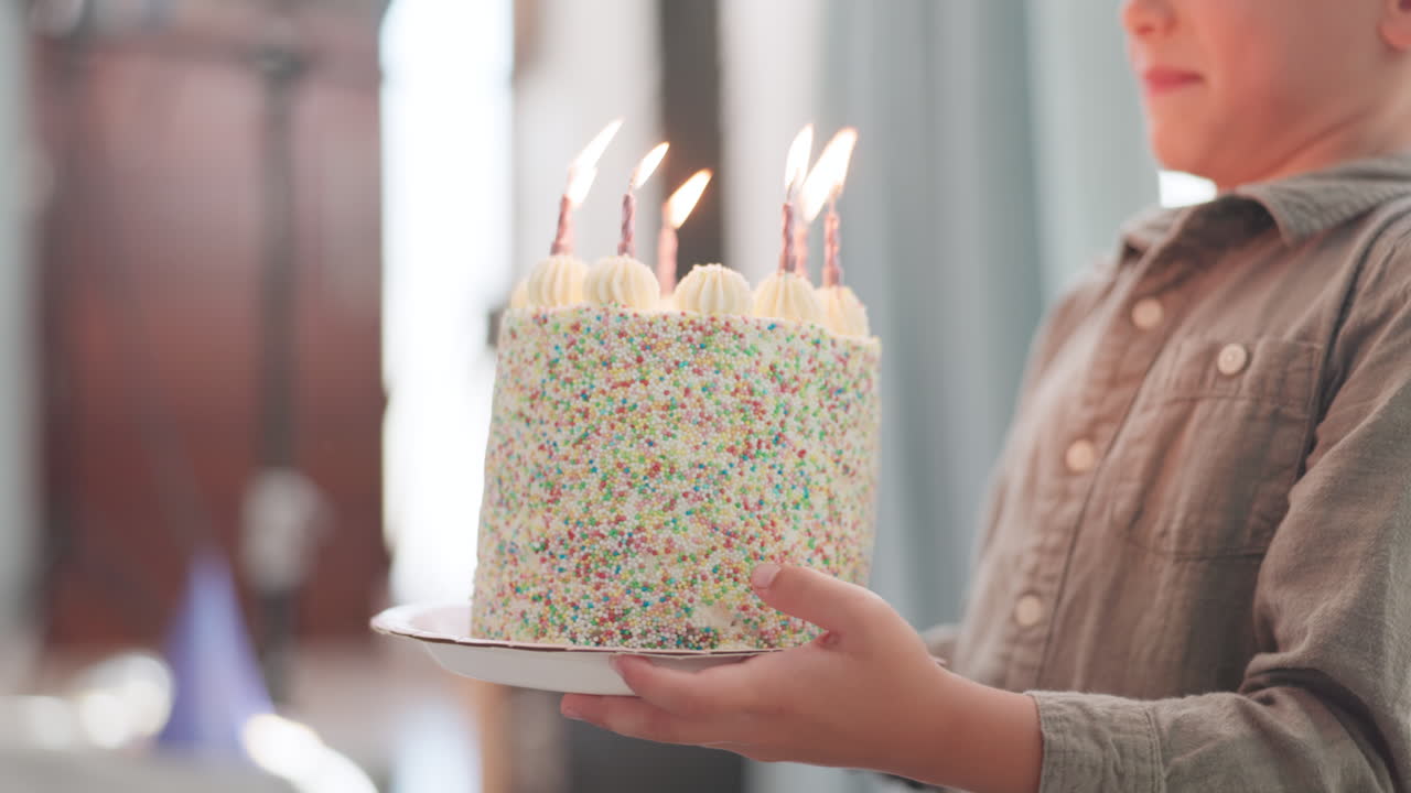 niño, llevando y pastel de cumpleaños para la celebración