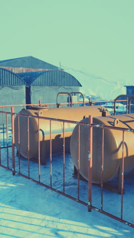 tanques industriales en la nieve