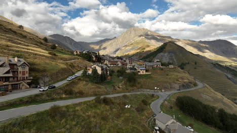 Hermoso-Bosque-Verde-De-Abetos-Frescos-En-Los-Alpes-Franceses-Vista-Aérea-Montaña-Rocosa