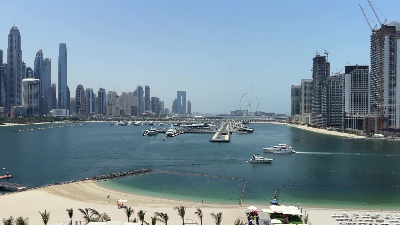 Une vue panoramique de la Marina de Dubaï et du Port de Dubaï depuis Palm Jumeirah, Dubaï.