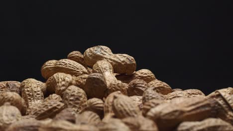 pila giratoria de cacahuetes con fondo negro