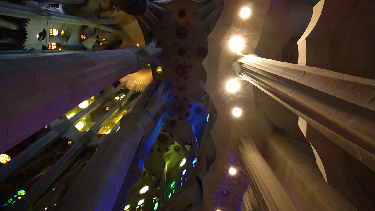 techo de la basílica de la sagrada familia diseñada por gaudi en barcelona, españa - ángulo bajo
