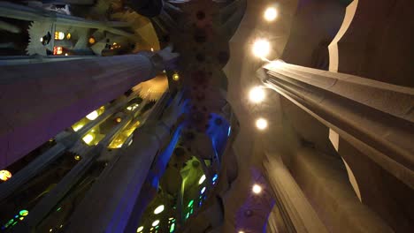 Decke-Der-Von-Gaudi-Entworfenen-Basilika-Sagrada-Familia-In-Barcelona,-Spanien-–-Niedriger-Winkel