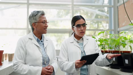 Tablet,-scientist-and-teamwork-of-women-for-botany
