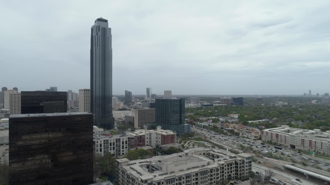 este video trata sobre una vista aérea de la torre williams y el área del centro comercial galleria en houston, texas