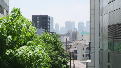 Horizonte-De-La-Ciudad-De-Tokio-En-Un-Día-Brumoso-En-Ikebukuro,-Ciudad-De-Toshima