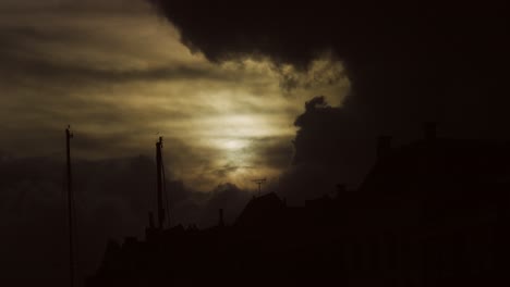 Zeitraffer-Von-Wolken-Und-Sonne-Mit-Der-Silhouette-Des-Hafens-Und-Der-Häuser-Von-Middelburg-Im-Vordergrund