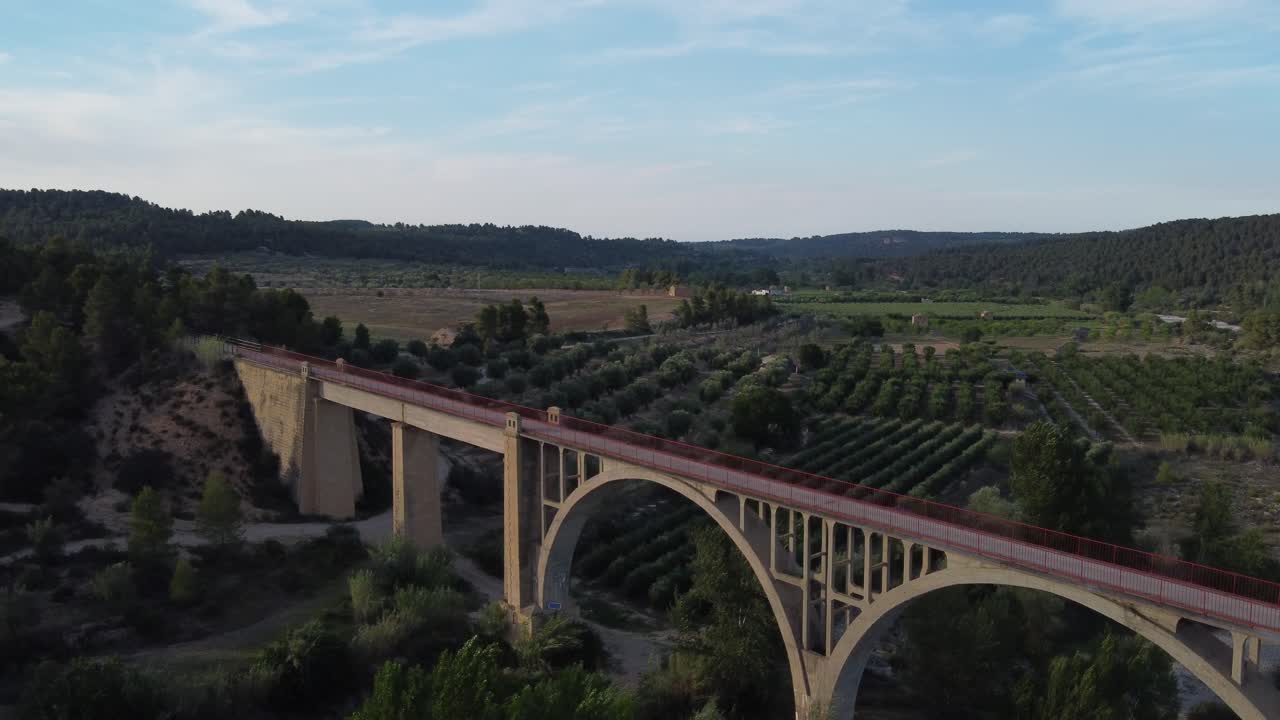 Veduta aerea del ponte ferroviario, convertito in via verde. Torre del Compte, Spagna