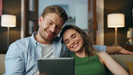 pareja feliz hacer videocall tableta en casa hacer zoom en. familia romántica agitando las manos