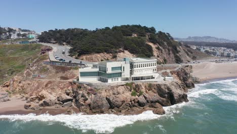 샌프란시스코의 땅 끝에 있는 절벽 집의 클로즈업 공중 패닝 샷