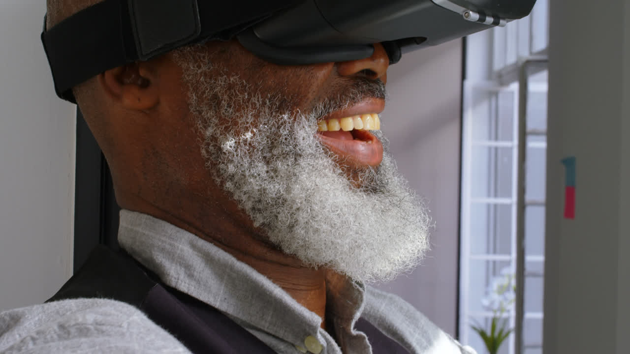 사무실에서 가상 현실 헤드 ⁇ 을 사용하는 사업가 4k