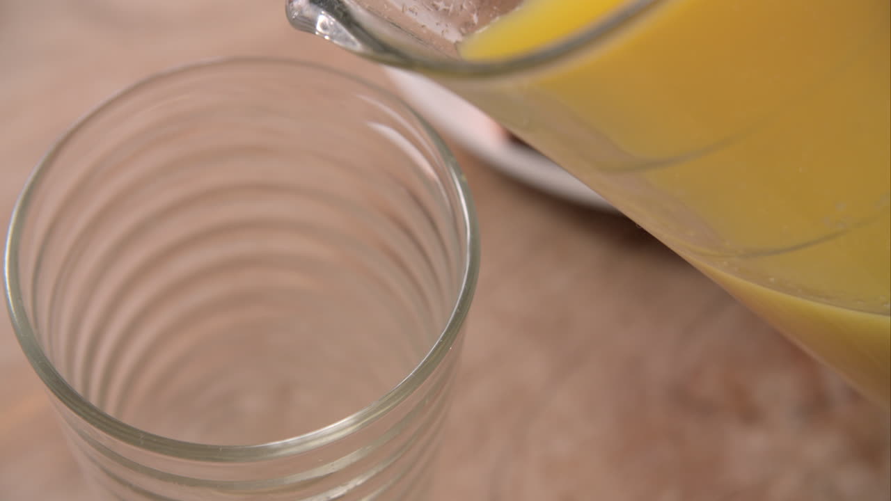 오렌지 주스를 항아리에서 유리로  ⁇ 는 느린 동작  ⁇