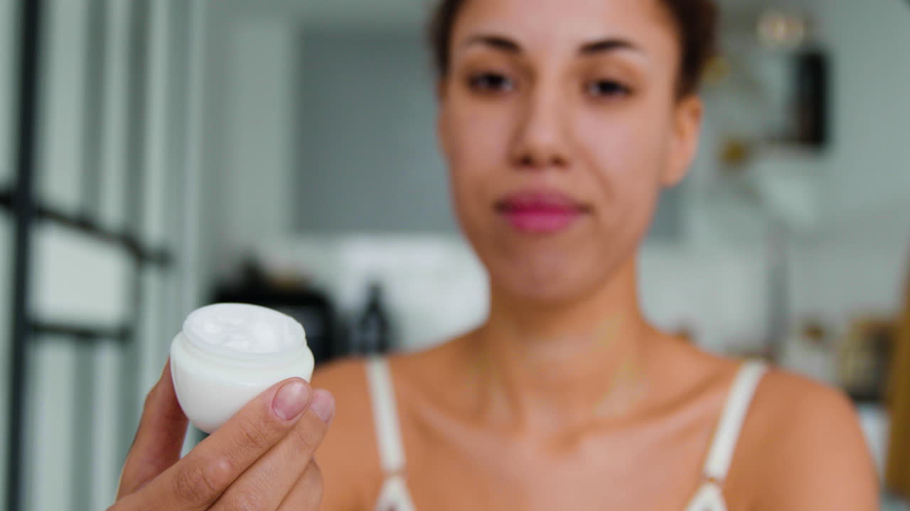 카메라를 바라보는 여자