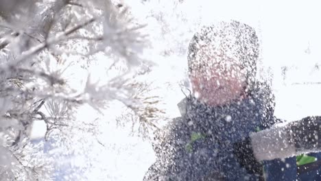 niño jugando en la nieve