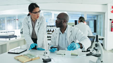 resultados, trabajo en equipo o científico escribiendo investigación