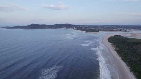 Playa-Y-Costa-De-La-Costa-Norte-De-Noosa-Al-Atardecer,-Queensland,-Australia---Toma-Aérea