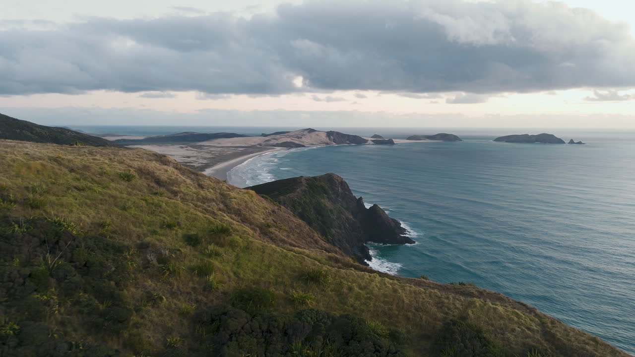 Paesaggio di Cape Reinga con escursionisti.